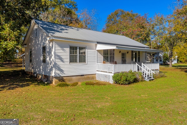 view of front facade with a porch and a front lawn