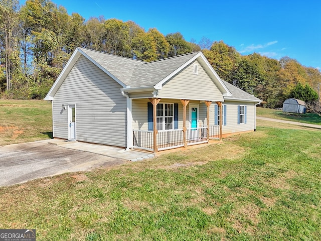 ranch-style house with covered porch and a front yard