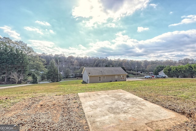 view of yard featuring a patio area