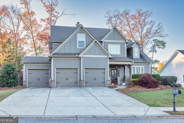 craftsman inspired home with a front lawn and a garage