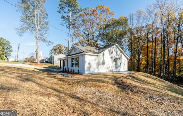 view of side of property featuring a yard