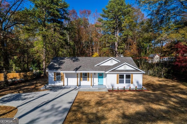 view of front of home featuring a front lawn and a porch