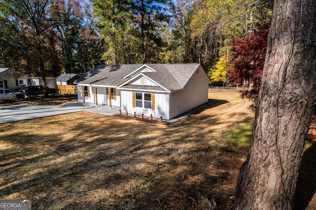 view of front of house with a porch and a front yard