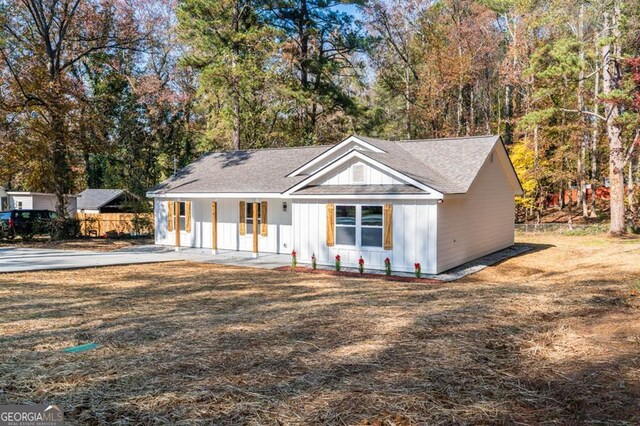 modern inspired farmhouse with a front yard