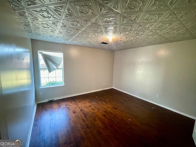 spare room featuring dark wood-type flooring