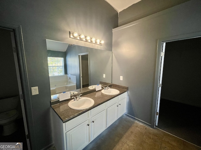 1529 Evergreen Hollow Ln, Conyers, GA 30012 - bathroom featuring double vanity, toilet, a garden tub, and lofted ceiling