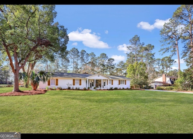 ranch-style home featuring a front yard