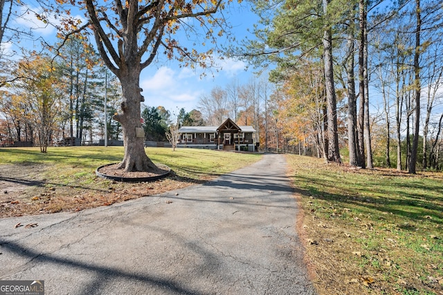 view of front of home featuring a front lawn