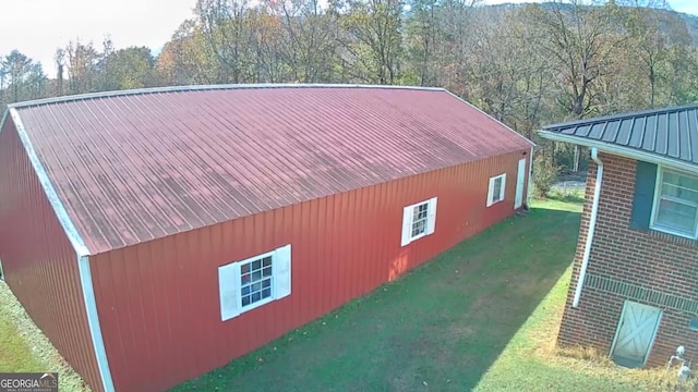 view of side of property featuring a yard