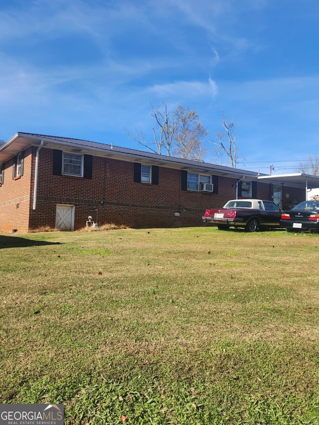 view of front facade with a front lawn