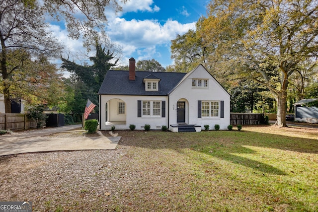 view of front of property with a front lawn