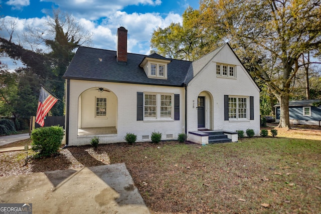 view of front facade with a front lawn