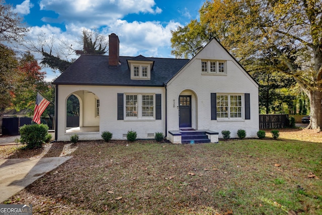 view of front of property with covered porch and a front lawn