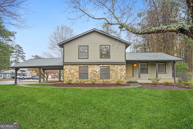 view of front of property featuring a porch, a carport, and a front lawn