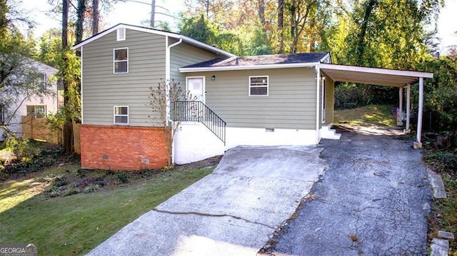 view of front of home featuring a front lawn and a carport