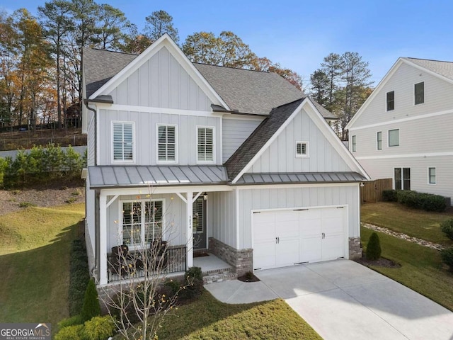 view of front of property featuring covered porch and a front yard