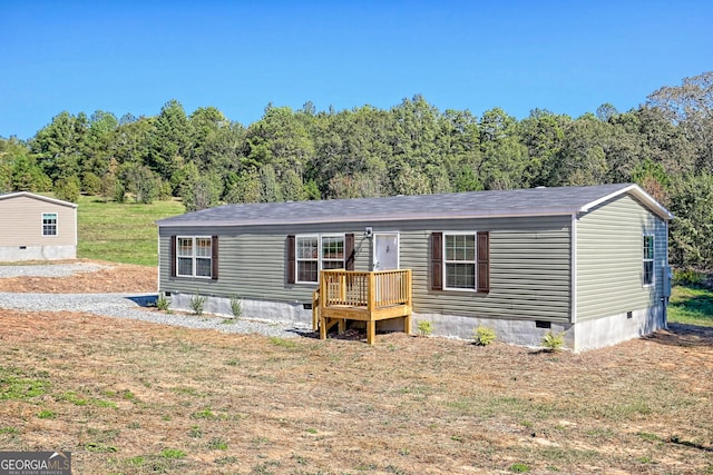 manufactured / mobile home featuring a front lawn