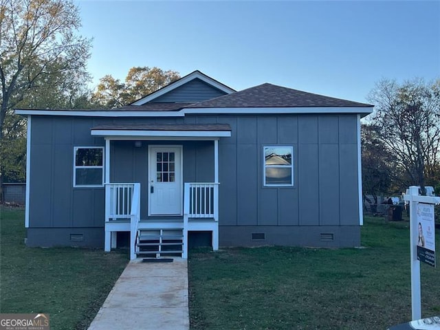 view of front facade featuring a front yard