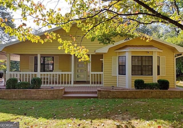 view of front facade with covered porch and a front yard