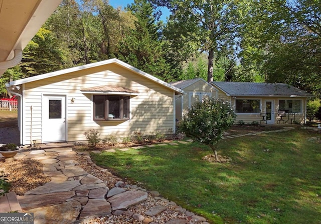 view of front of home featuring a front yard