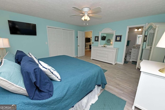 bedroom featuring connected bathroom, ceiling fan, light hardwood / wood-style floors, a textured ceiling, and a closet