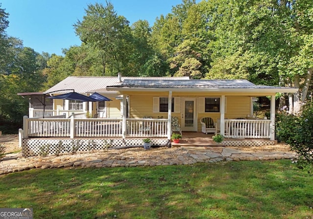 view of front of house with a porch and a front lawn