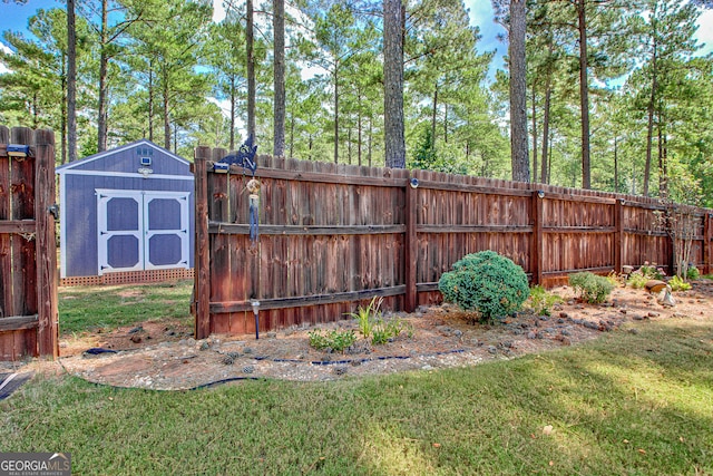 view of yard featuring a storage shed