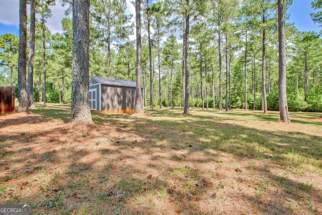 view of yard featuring an outbuilding