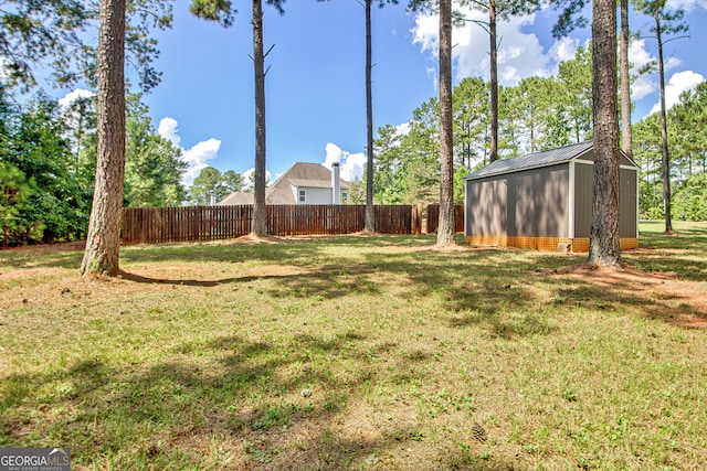 view of yard featuring an outdoor structure