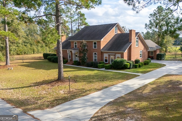 colonial house featuring a front yard