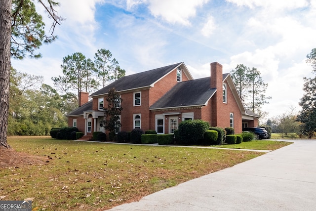 colonial inspired home featuring a front yard