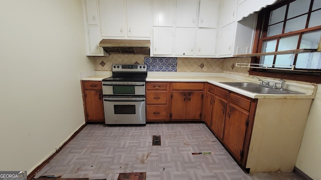 kitchen featuring backsplash, stainless steel range with electric stovetop, light parquet floors, extractor fan, and sink