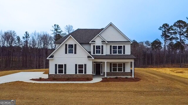 craftsman-style house featuring a front lawn