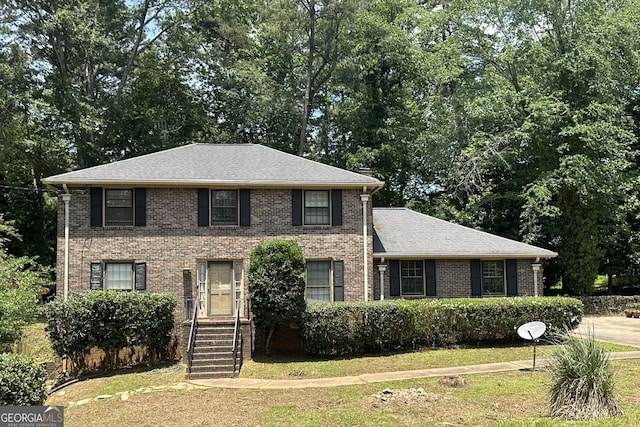 view of front of home featuring a front lawn