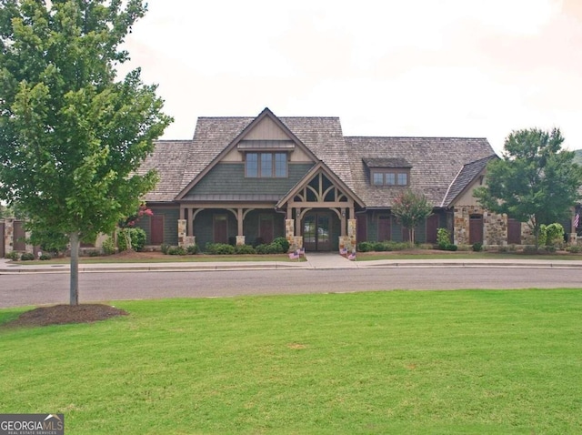 craftsman house featuring a front lawn