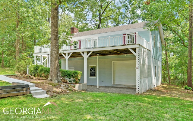 view of front of property featuring a front yard and a deck