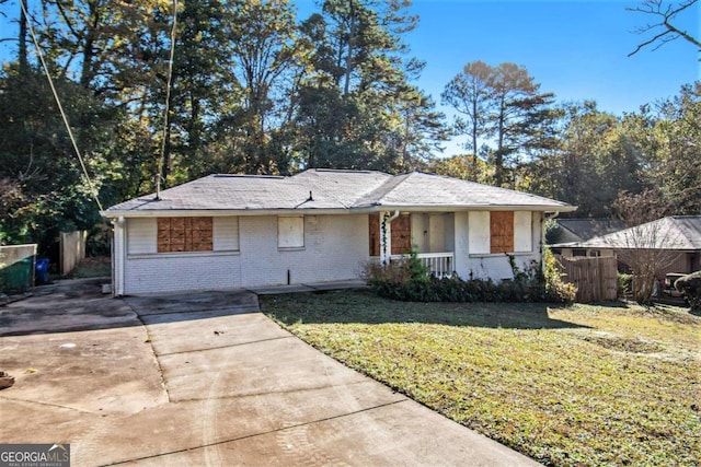 ranch-style house featuring a porch and a front yard