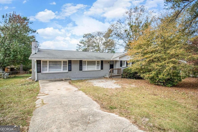 view of front of house with a front lawn