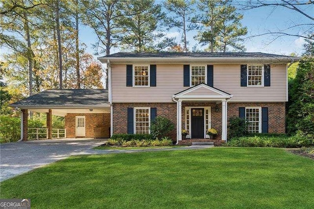 view of front of property featuring a carport and a front yard