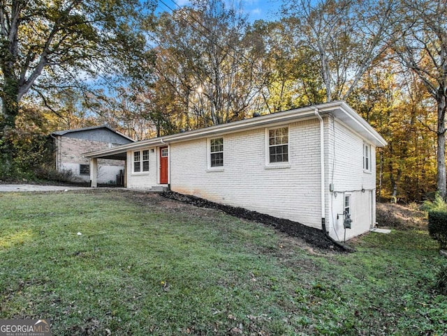 single story home with a front lawn