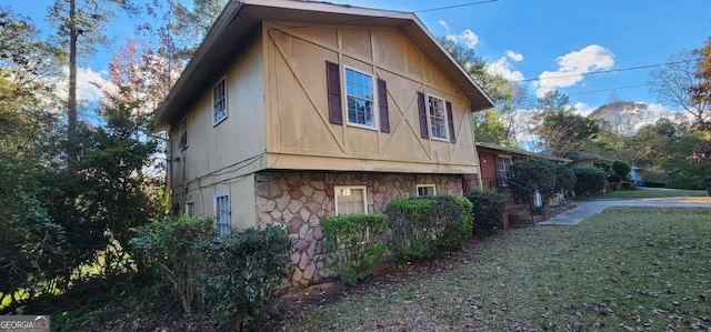 view of side of property featuring a lawn