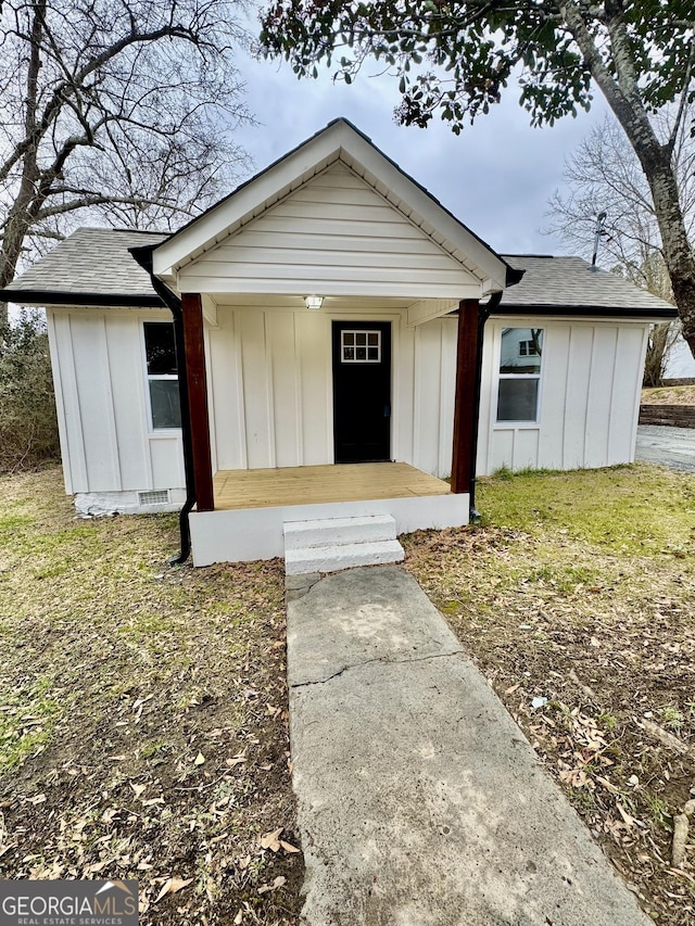 view of front of home featuring a front lawn