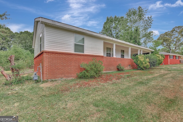 view of front of property featuring a front yard