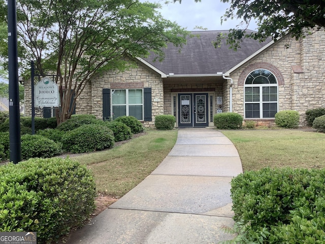 view of front of property featuring a front yard