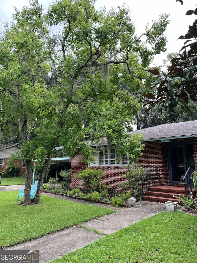 view of front of house featuring a front lawn