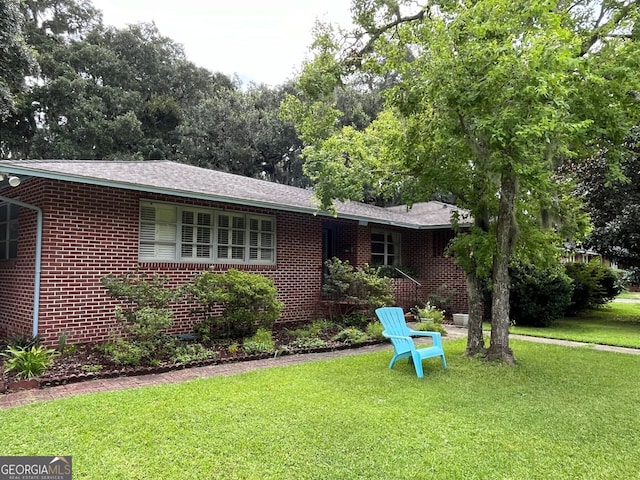 single story home with a front lawn