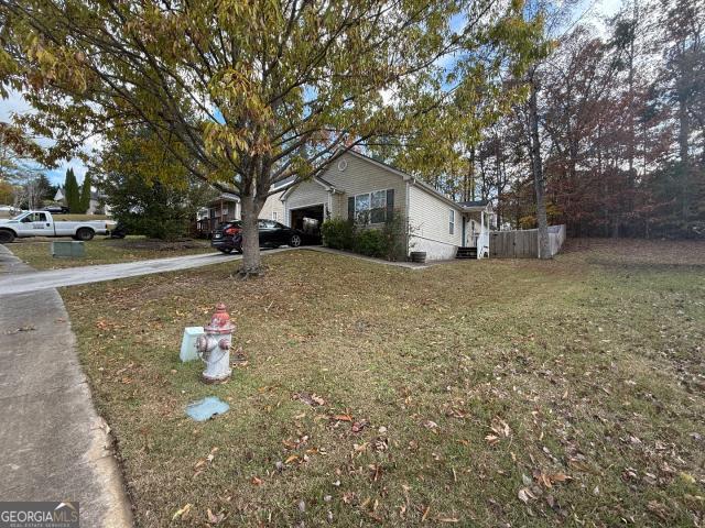 view of front of property featuring a front yard and a garage