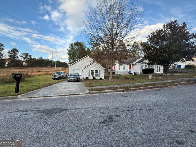 view of front of home with a front lawn