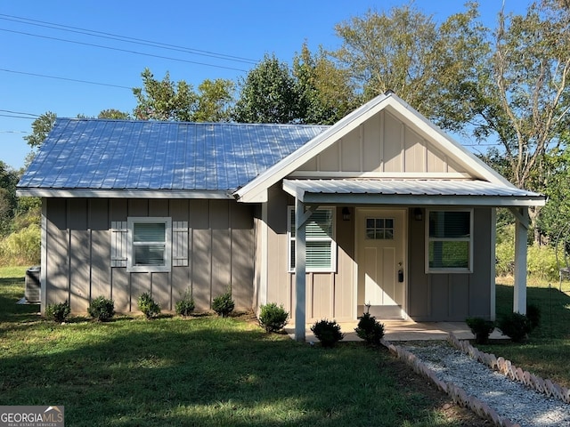 view of front of home featuring a front lawn