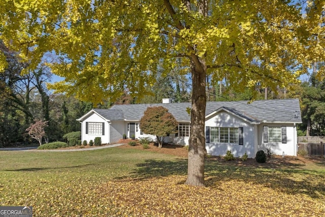 ranch-style house featuring a front yard